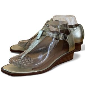 Lucky Brand Annamae Gold Metallic Leather Thong Sandals Sz 6.5 Wedge Heel Buckle